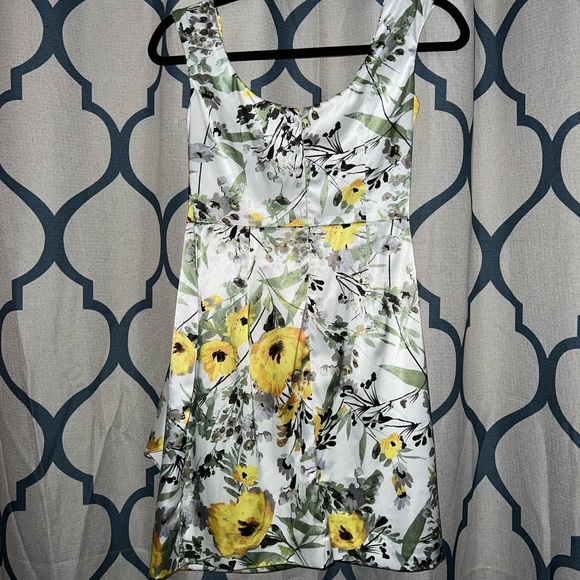 MAGGY LONDON Lined Silky Floral Gathered Faux Wrap Dress 4 - Picture 11 of 12